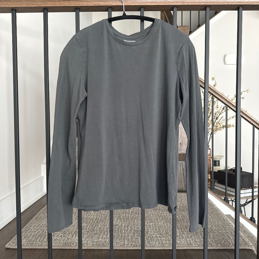 Gray long sleeve T-shirt